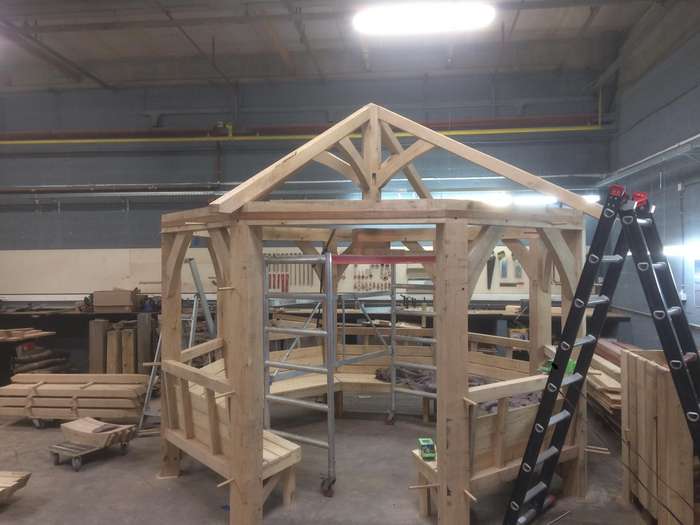 Kiosque octogonal prémonté à l'atelier