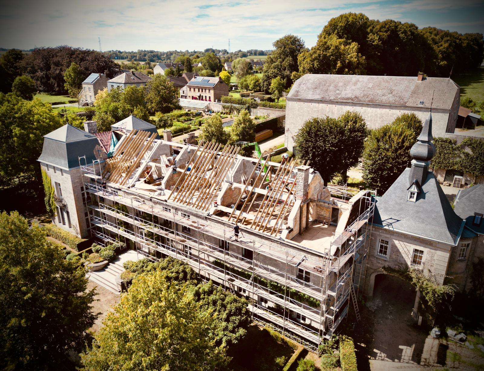 Toiture d'un château du Condroz en cours de reprise, vue de drone