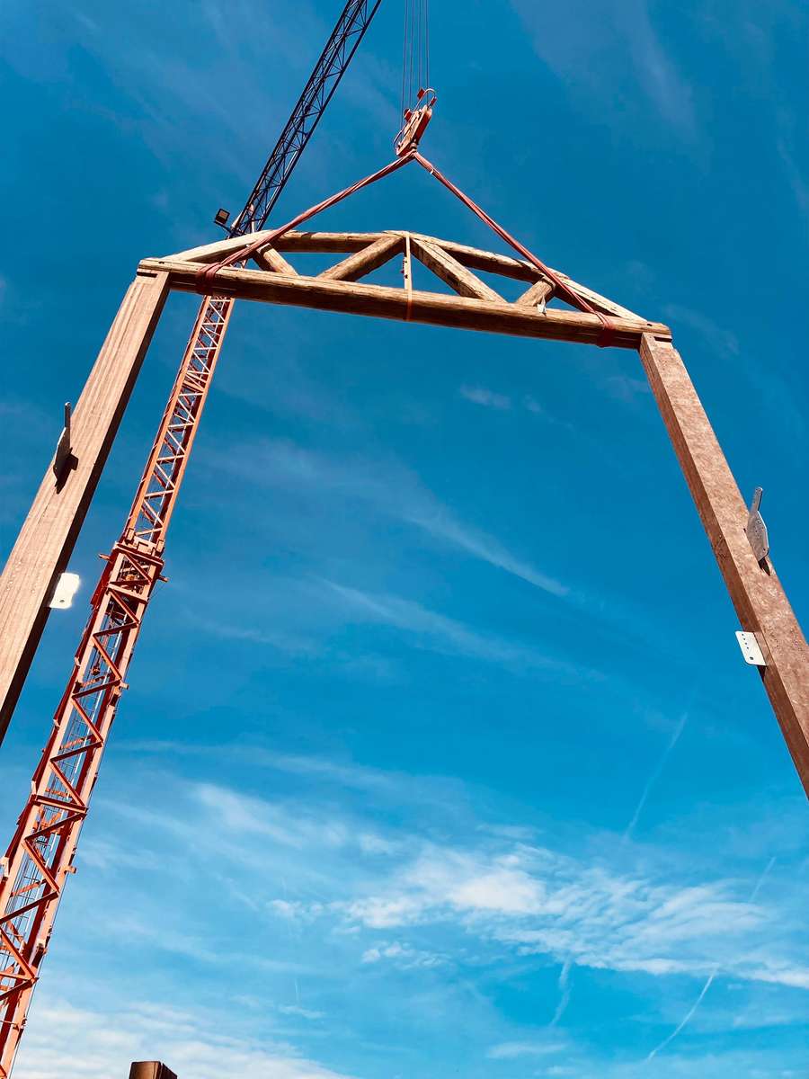Portique en chêne suspendu à la grue, chantier de Walibi