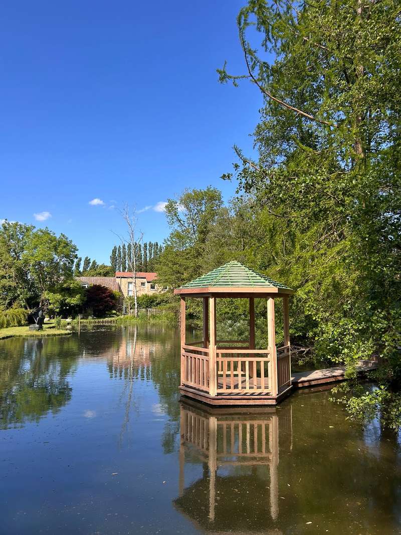 Kiosque à toit vert sur l'étang