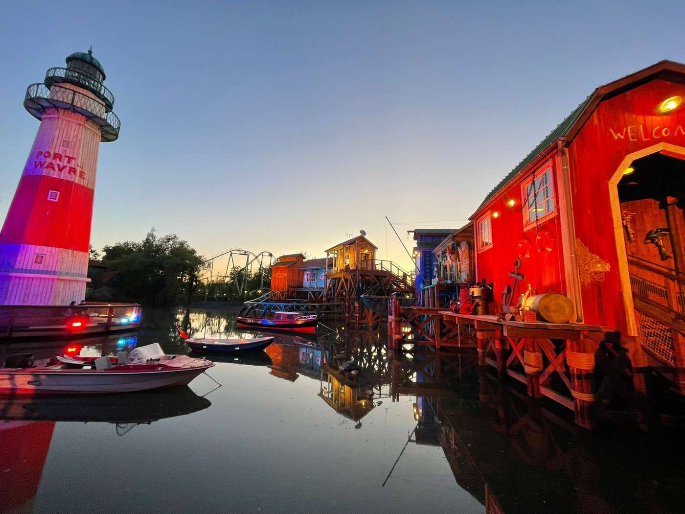 Le phare et les cabanes de Dock World illuminés au crépuscule