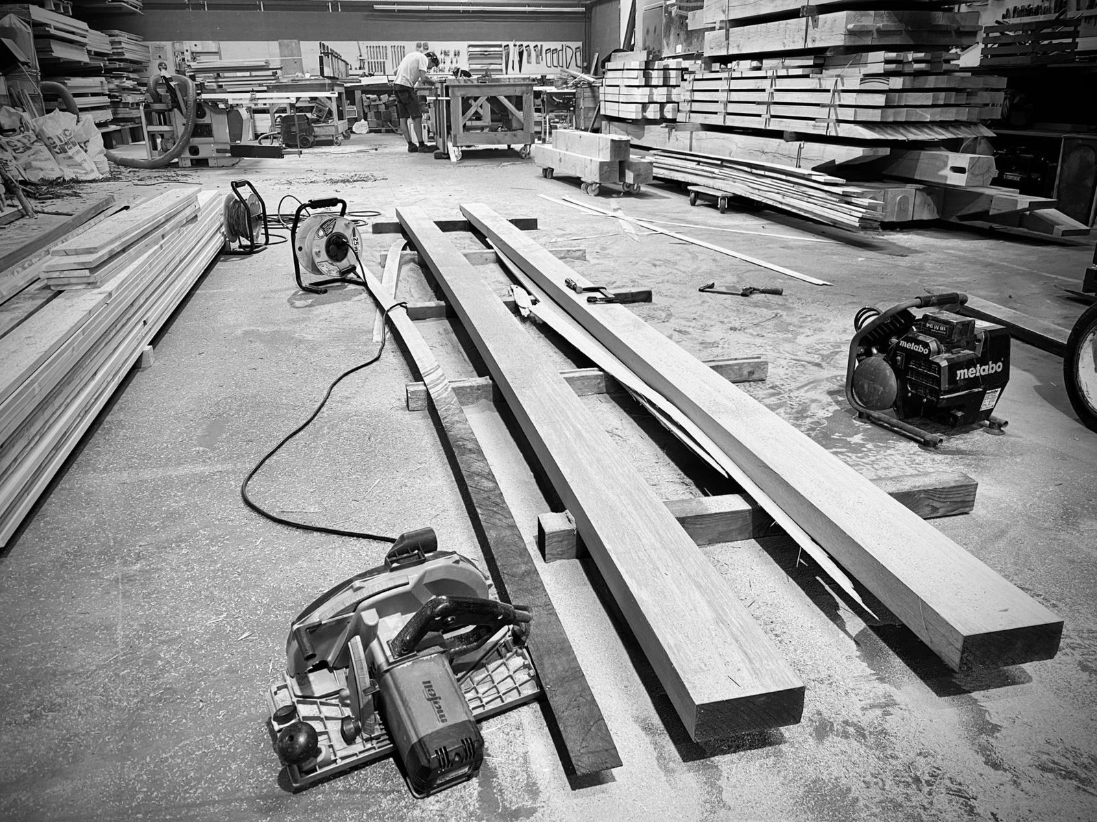 Pièces de grande longueur en cours de taille