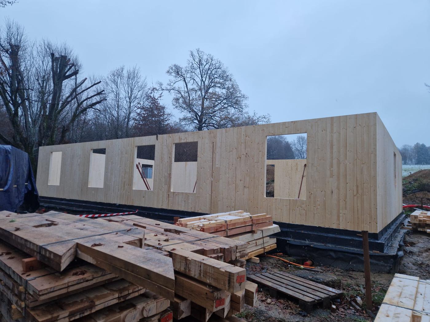 Sur le chantier — Bâtiments en CLT et mélèze — Couvin