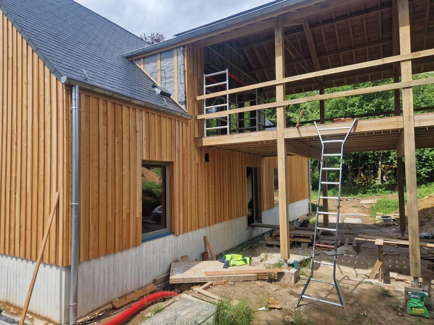 Sur le chantier — Bâtiments en CLT et mélèze — Couvin