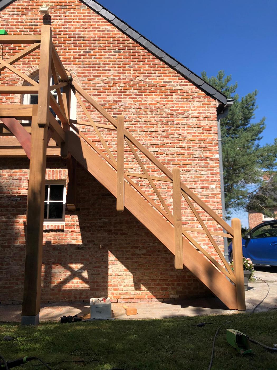 Escalier extérieur et balcon en iroko — Chaumont-Gistoux — étape 2