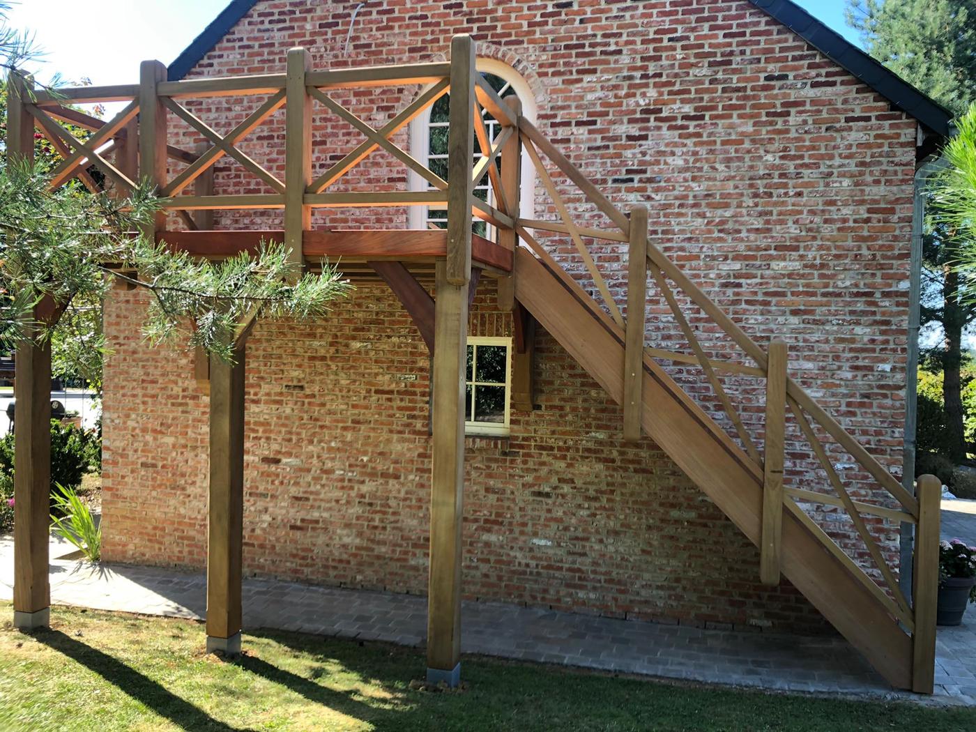 Escalier extérieur et balcon en iroko — Chaumont-Gistoux