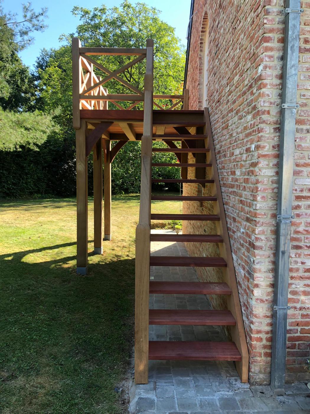 Escalier extérieur et balcon en iroko — Chaumont-Gistoux — étape 2
