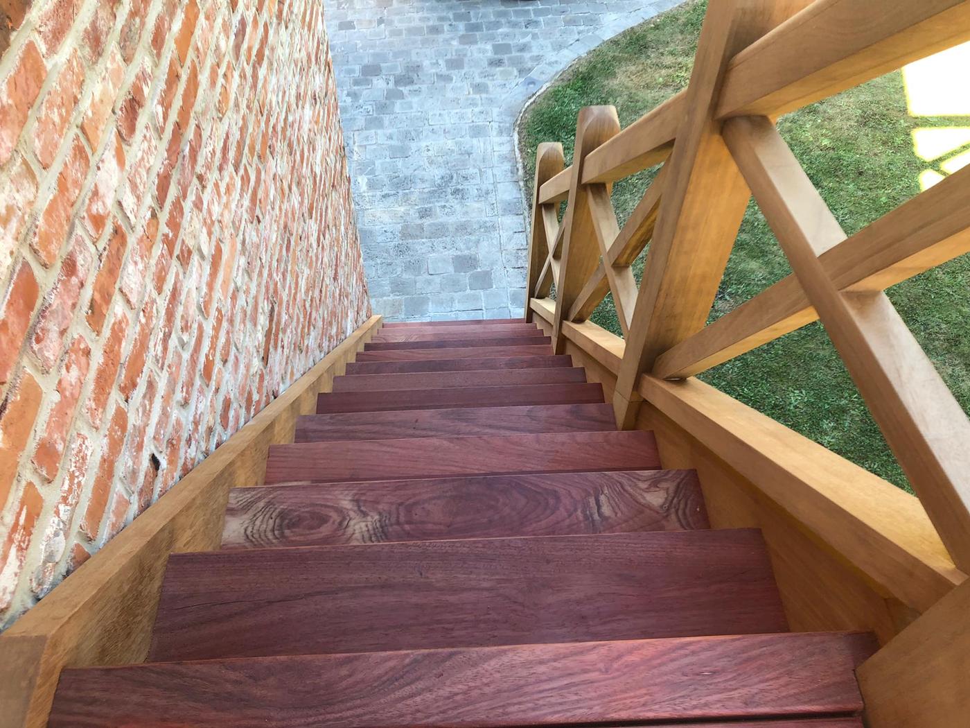 Escalier extérieur et balcon en iroko — Chaumont-Gistoux — étape 2