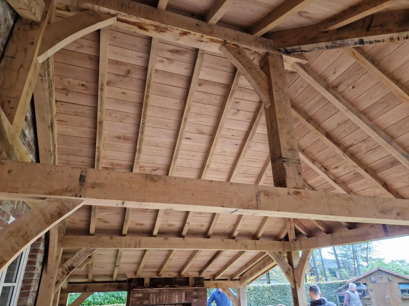 Galerie couverte en chêne autour d'une maison de brique — Villers-la-Ville — étape 1