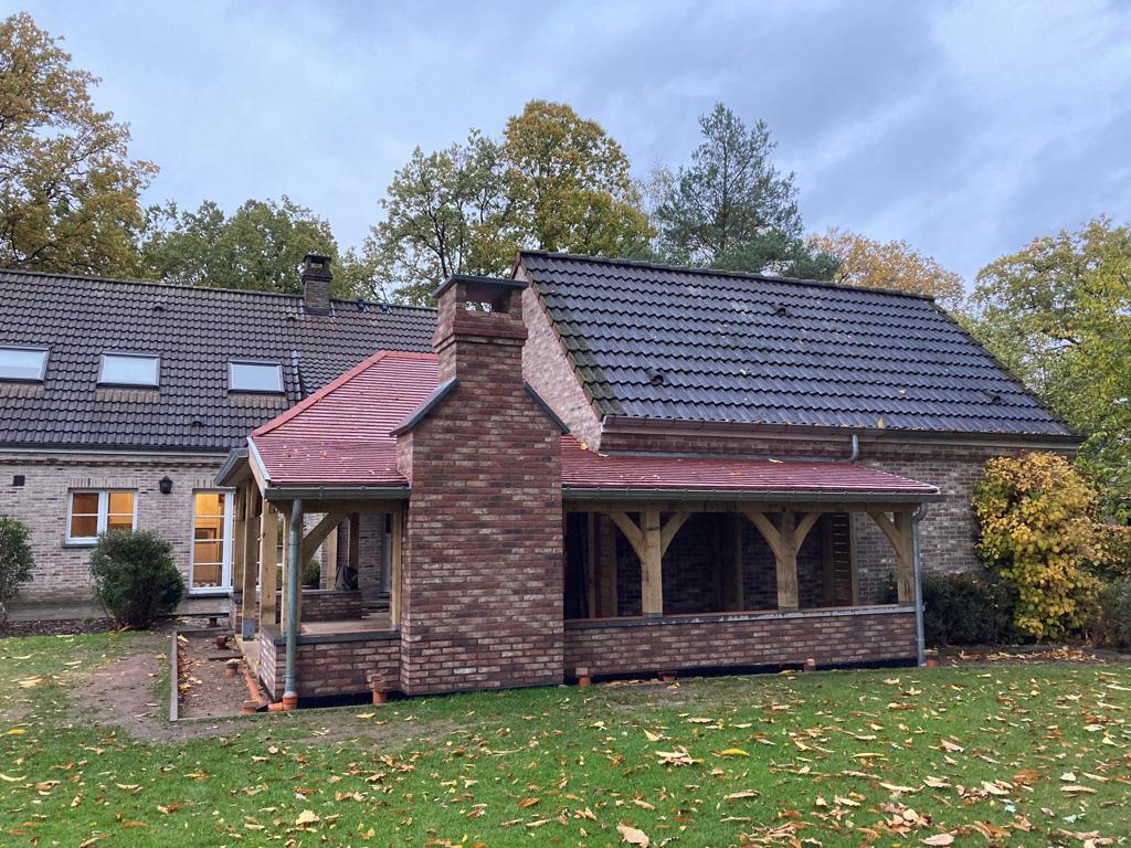 Galerie couverte en chêne autour d'une maison de brique — Villers-la-Ville — étape 2