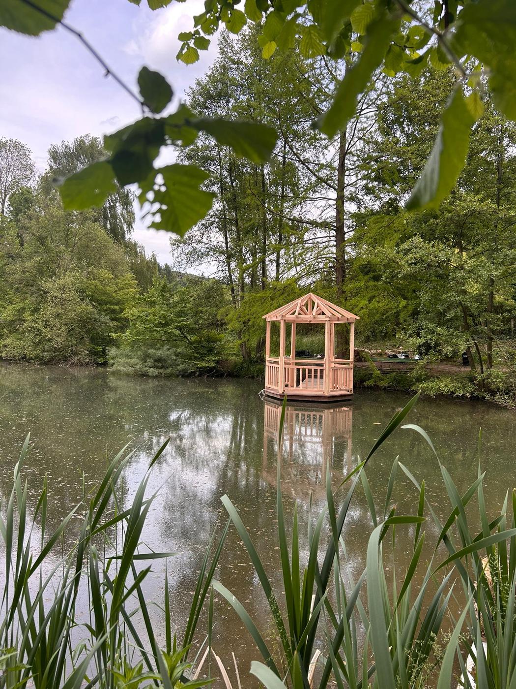 Kiosque et ponton sur l’étang d’Aquatic Design — Wavre — étape 2