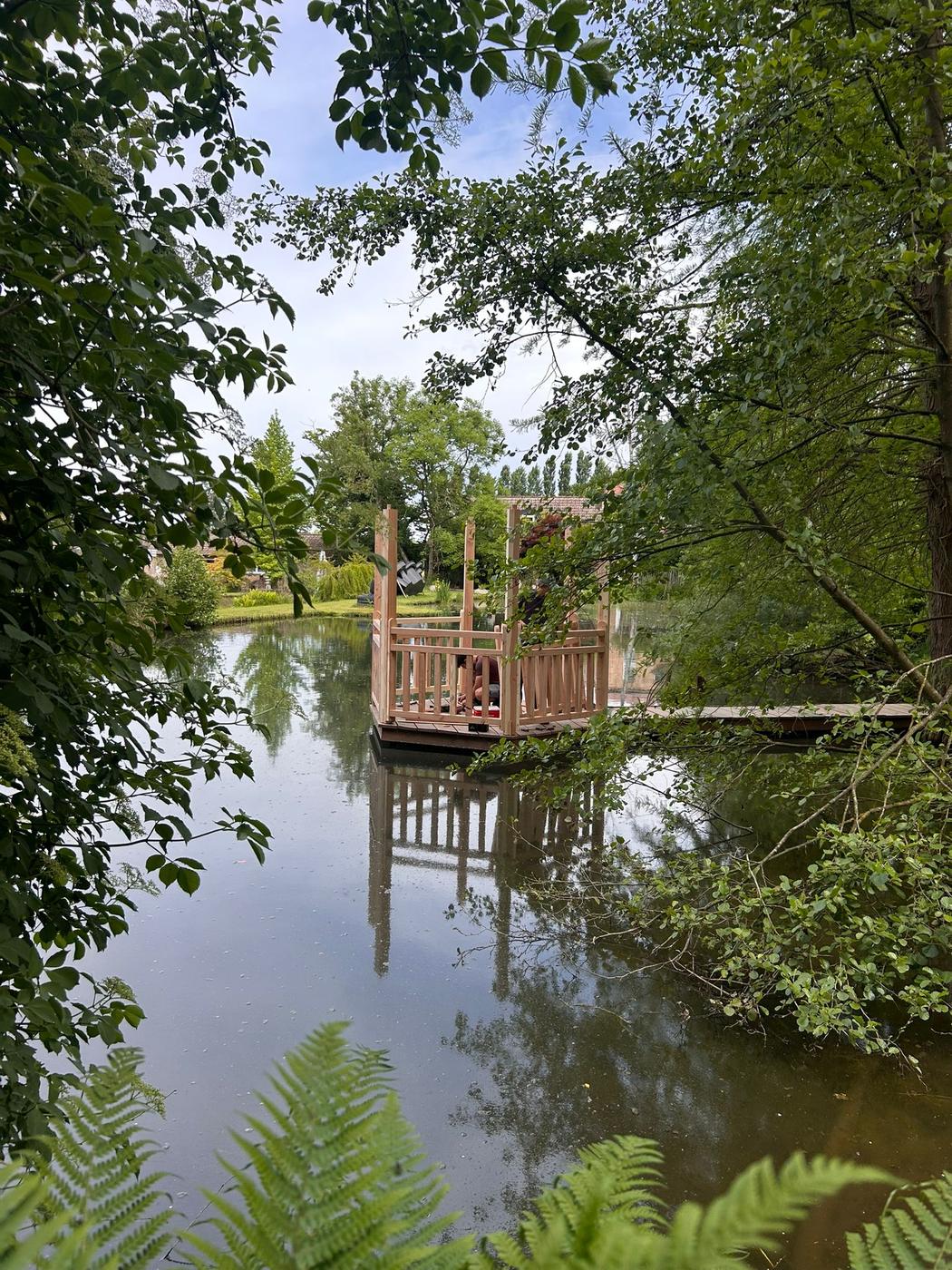 Kiosque et ponton sur l’étang d’Aquatic Design — Wavre — étape 2