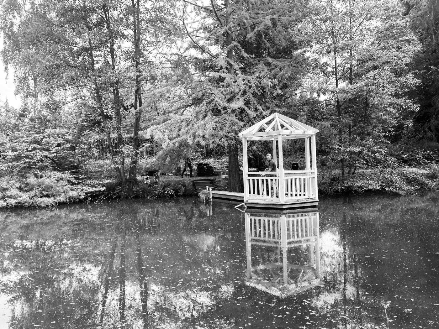 Kiosque et ponton sur l’étang d’Aquatic Design — Wavre — étape 2