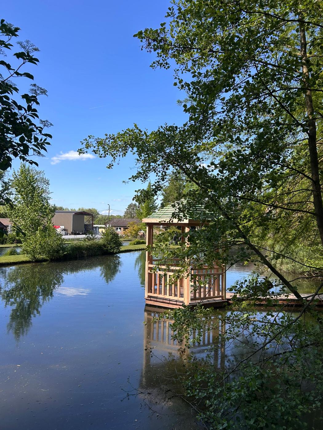 Kiosque et ponton sur l’étang d’Aquatic Design — Wavre — étape 2