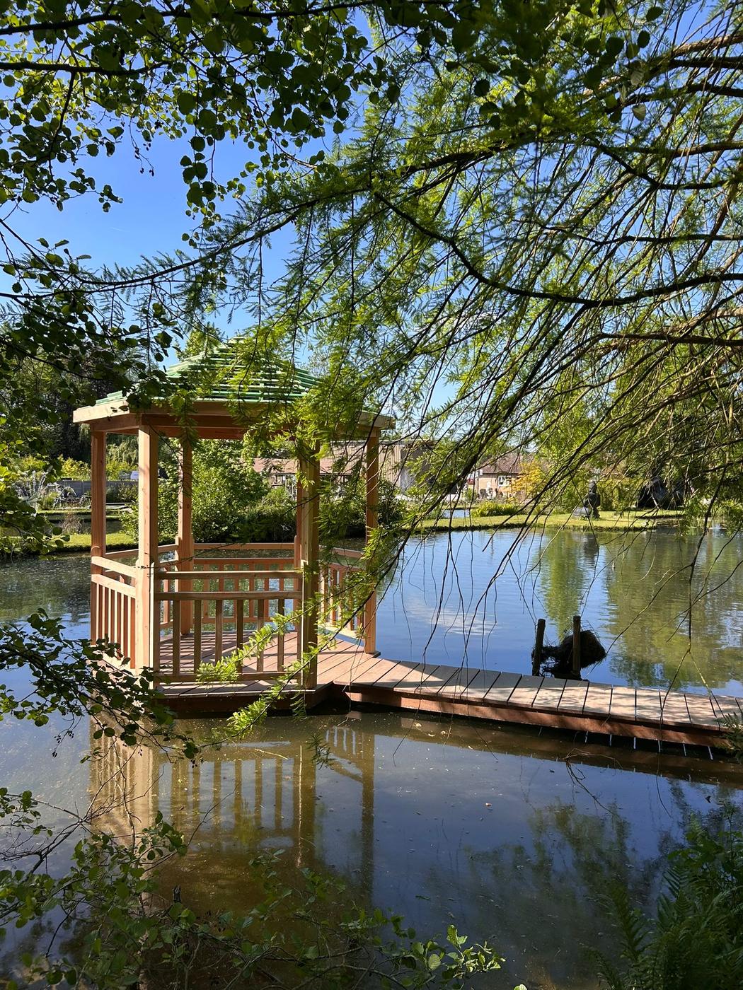Kiosque et ponton sur l’étang d’Aquatic Design — Wavre — étape 2