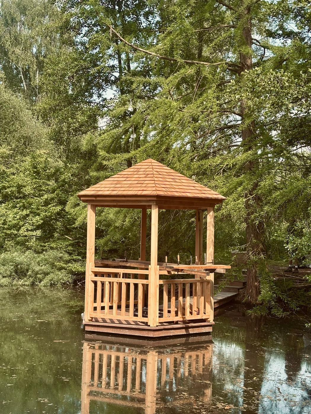 Kiosque et ponton sur l’étang d’Aquatic Design — Wavre — étape 3