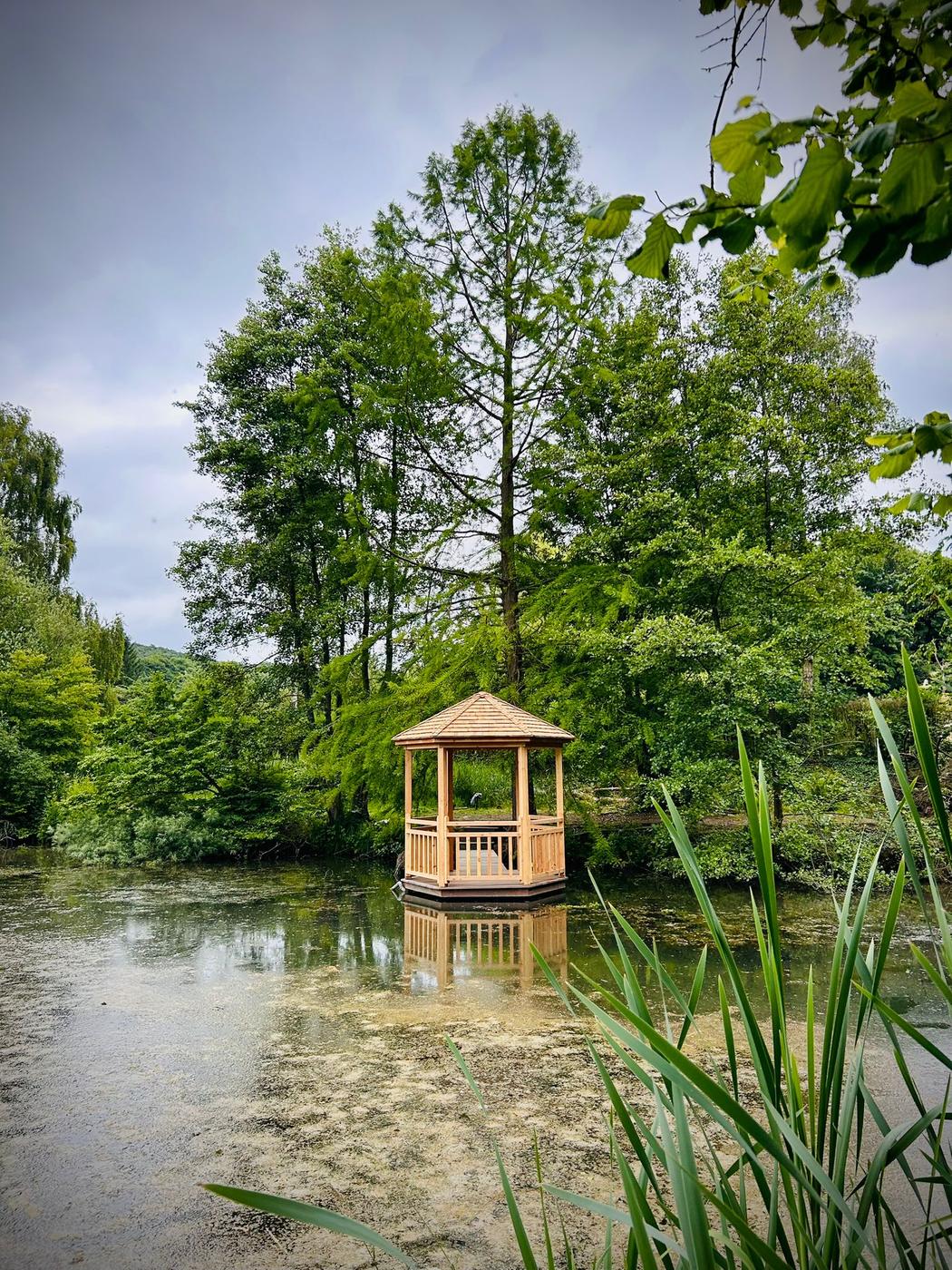 Kiosque et ponton sur l’étang d’Aquatic Design — Wavre — étape 3