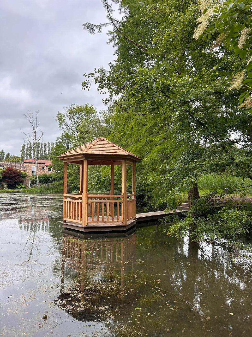 Kiosque et ponton sur l’étang d’Aquatic Design — Wavre — étape 3