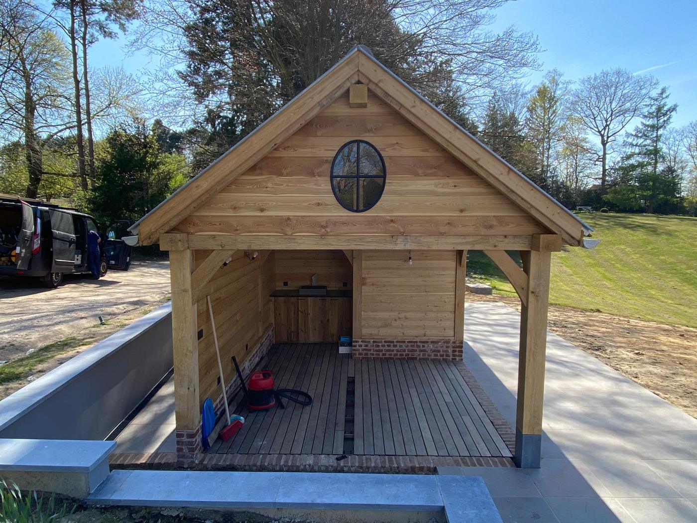 Pool-house en chêne à oculus — Lasne — étape 2