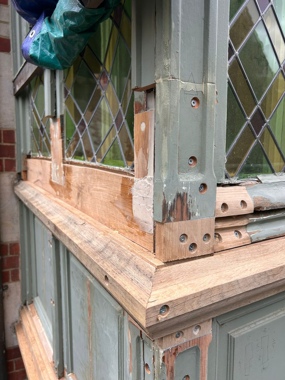 Restauration d'un bow-window mouluré à vitraux — Lasne — étape 2