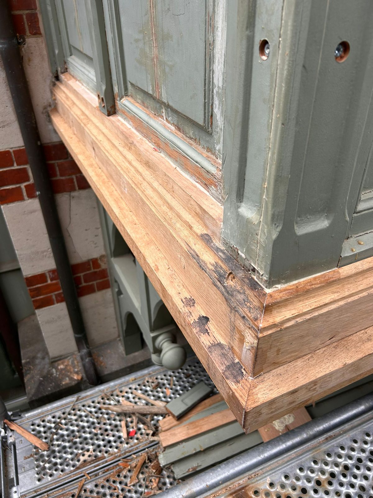 Restauration d'un bow-window mouluré à vitraux — Lasne — étape 2