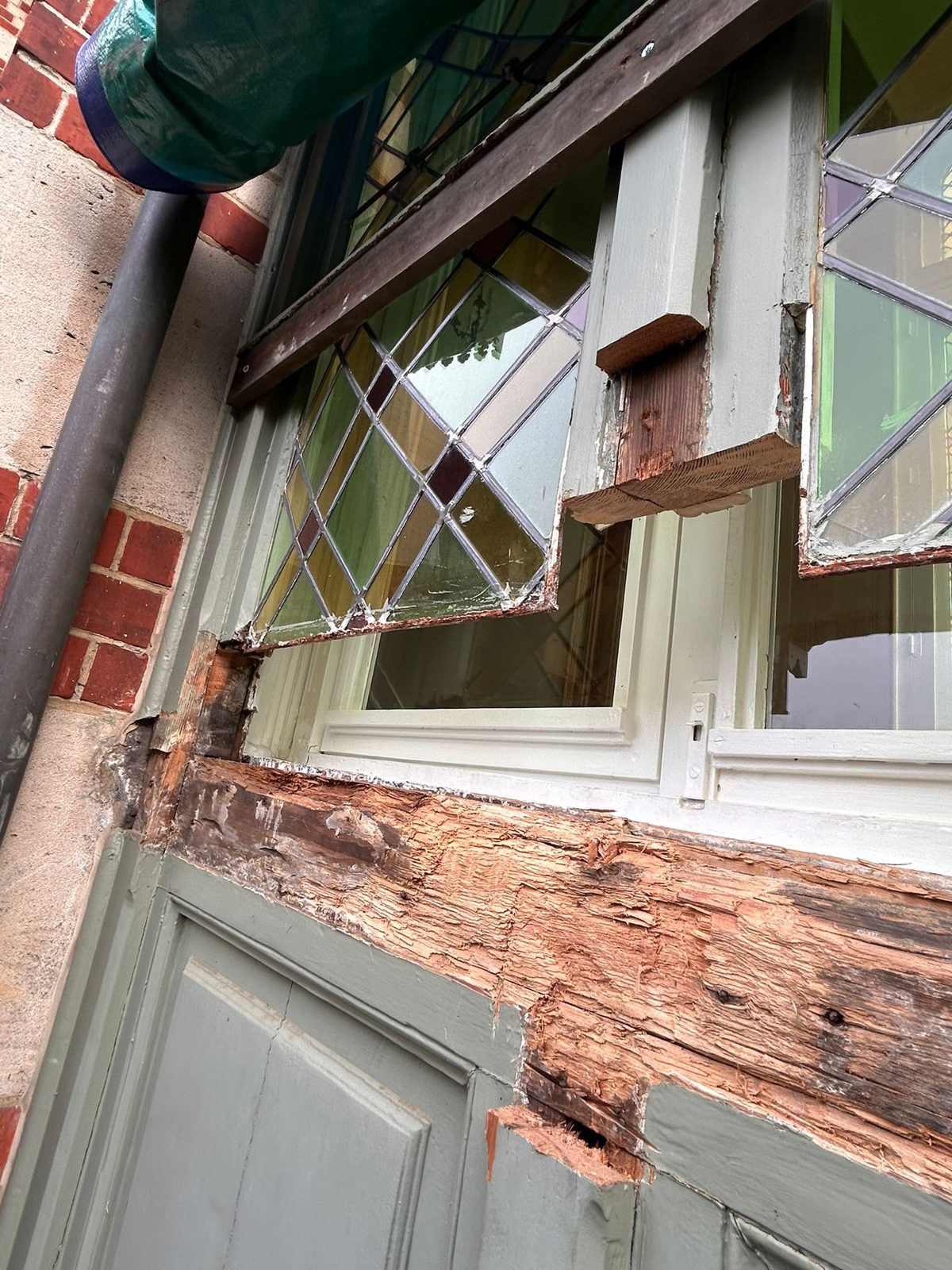 Restauration d'un bow-window mouluré à vitraux — Lasne — étape 1