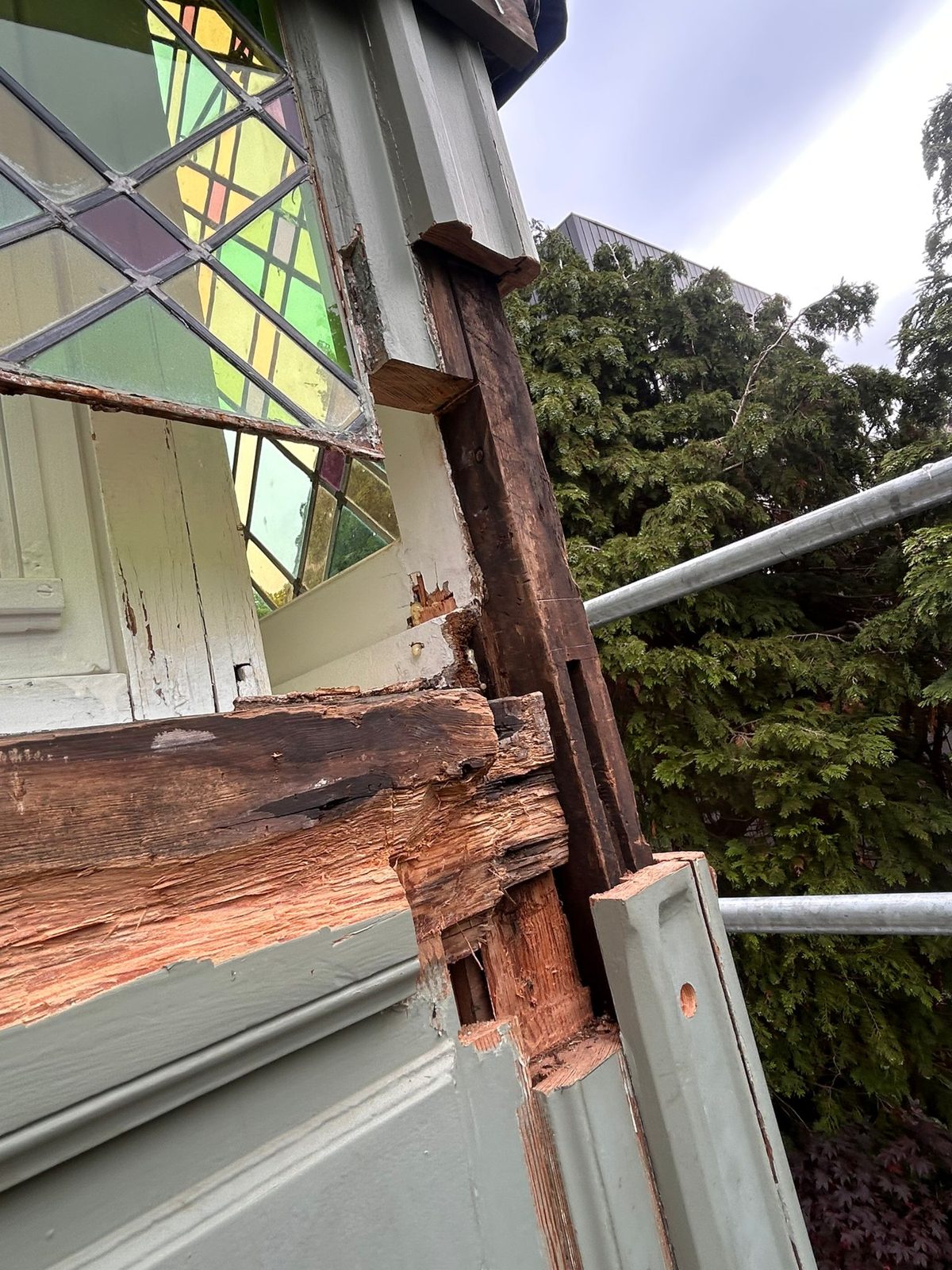 Restauration d'un bow-window mouluré à vitraux — Lasne — étape 1