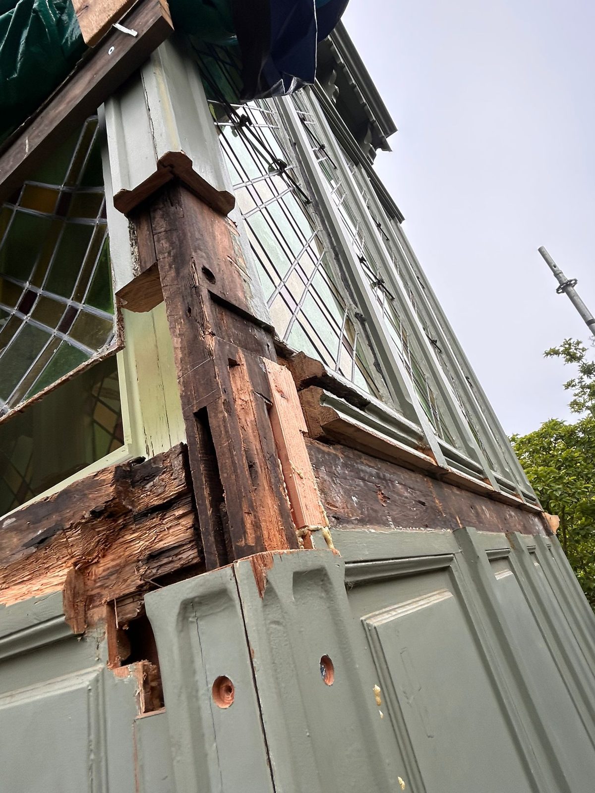 Restauration d'un bow-window mouluré à vitraux — Lasne — étape 1