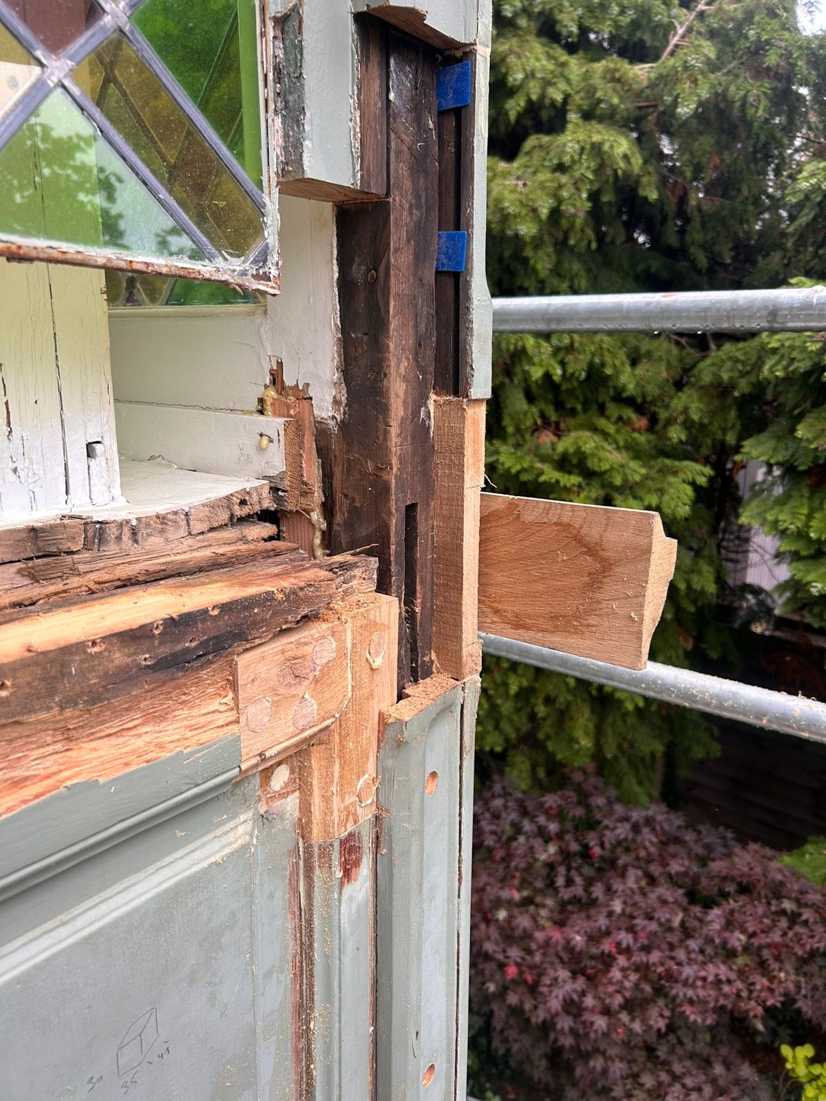 Restauration d'un bow-window mouluré à vitraux — Lasne — étape 1