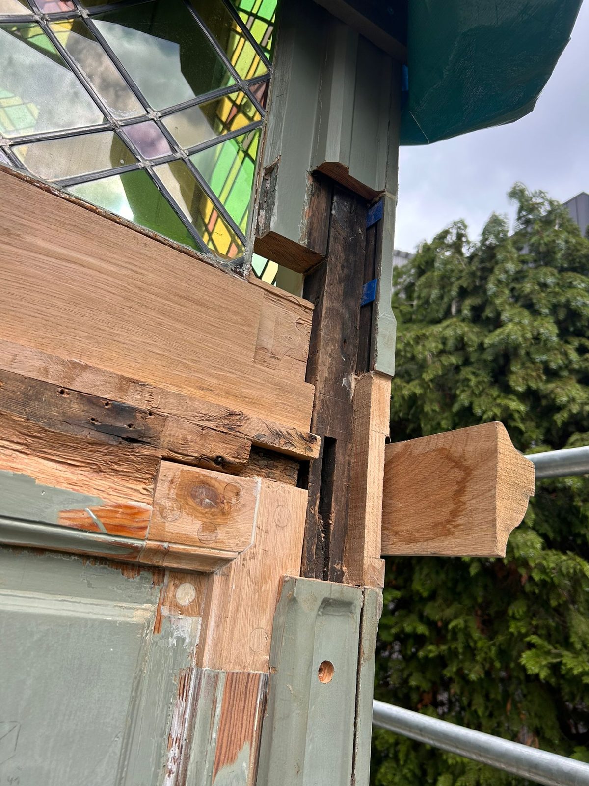 Restauration d'un bow-window mouluré à vitraux — Lasne — étape 2
