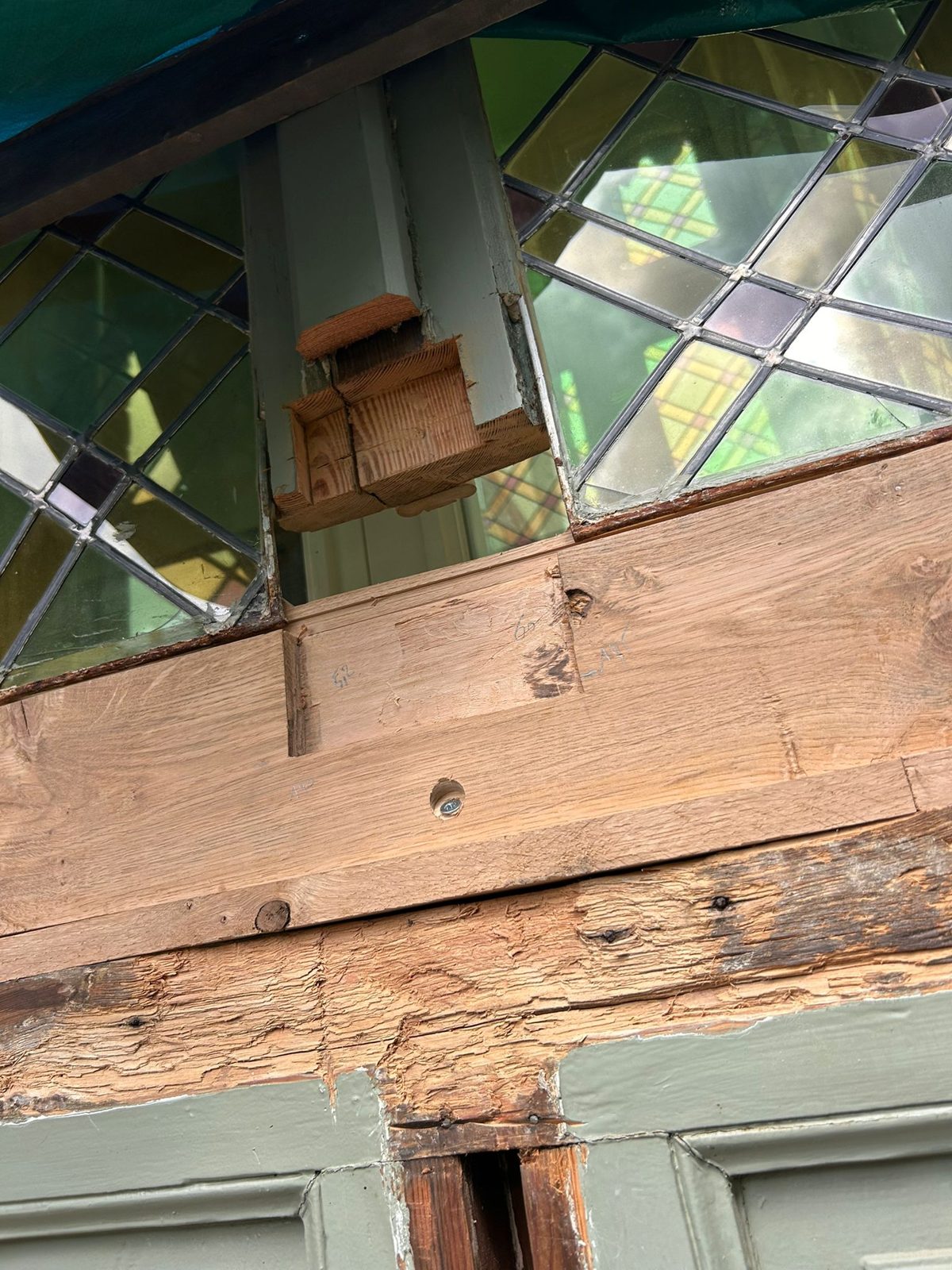 Restauration d'un bow-window mouluré à vitraux — Lasne — étape 2
