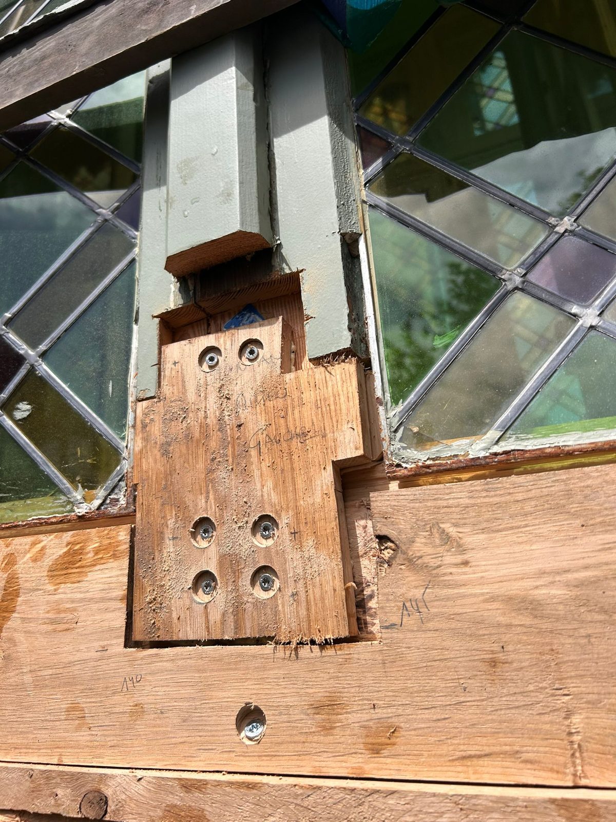 Restauration d'un bow-window mouluré à vitraux — Lasne — étape 2