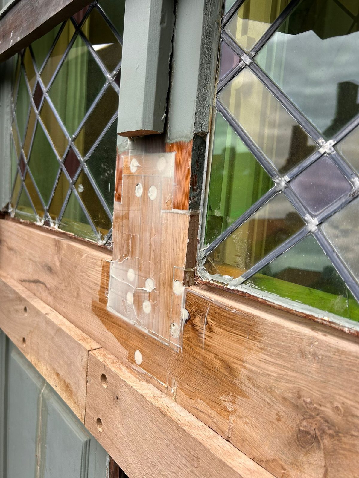 Restauration d'un bow-window mouluré à vitraux — Lasne — étape 2