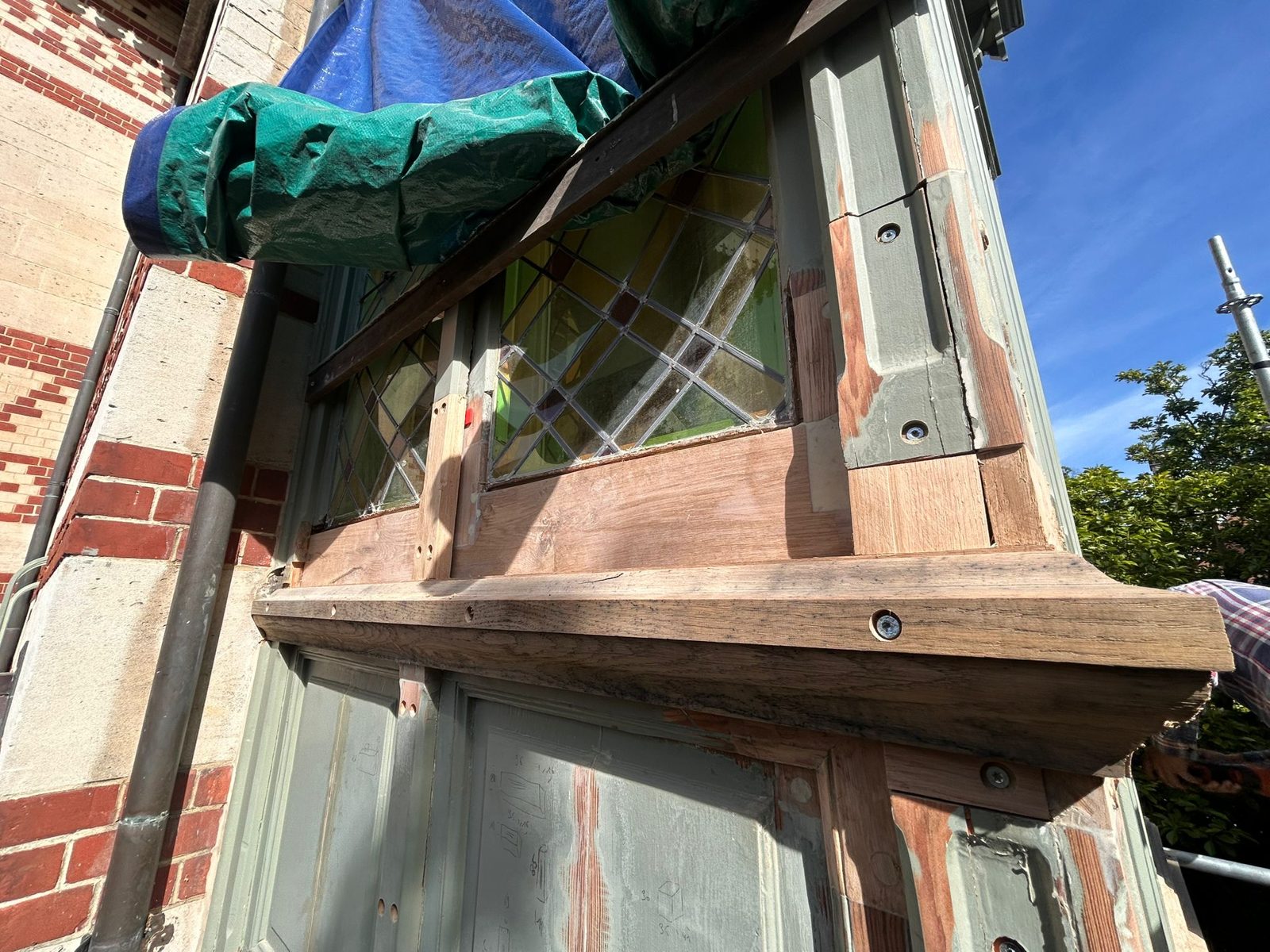 Restauration d'un bow-window mouluré à vitraux — Lasne — étape 2