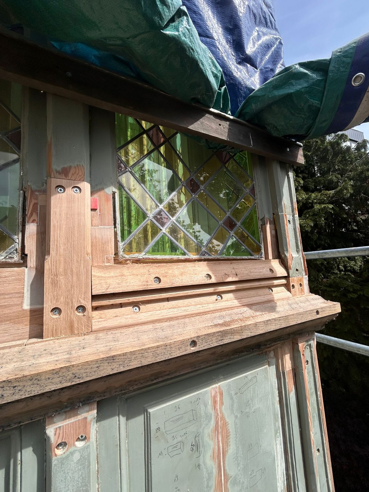 Restauration d'un bow-window mouluré à vitraux — Lasne — étape 2