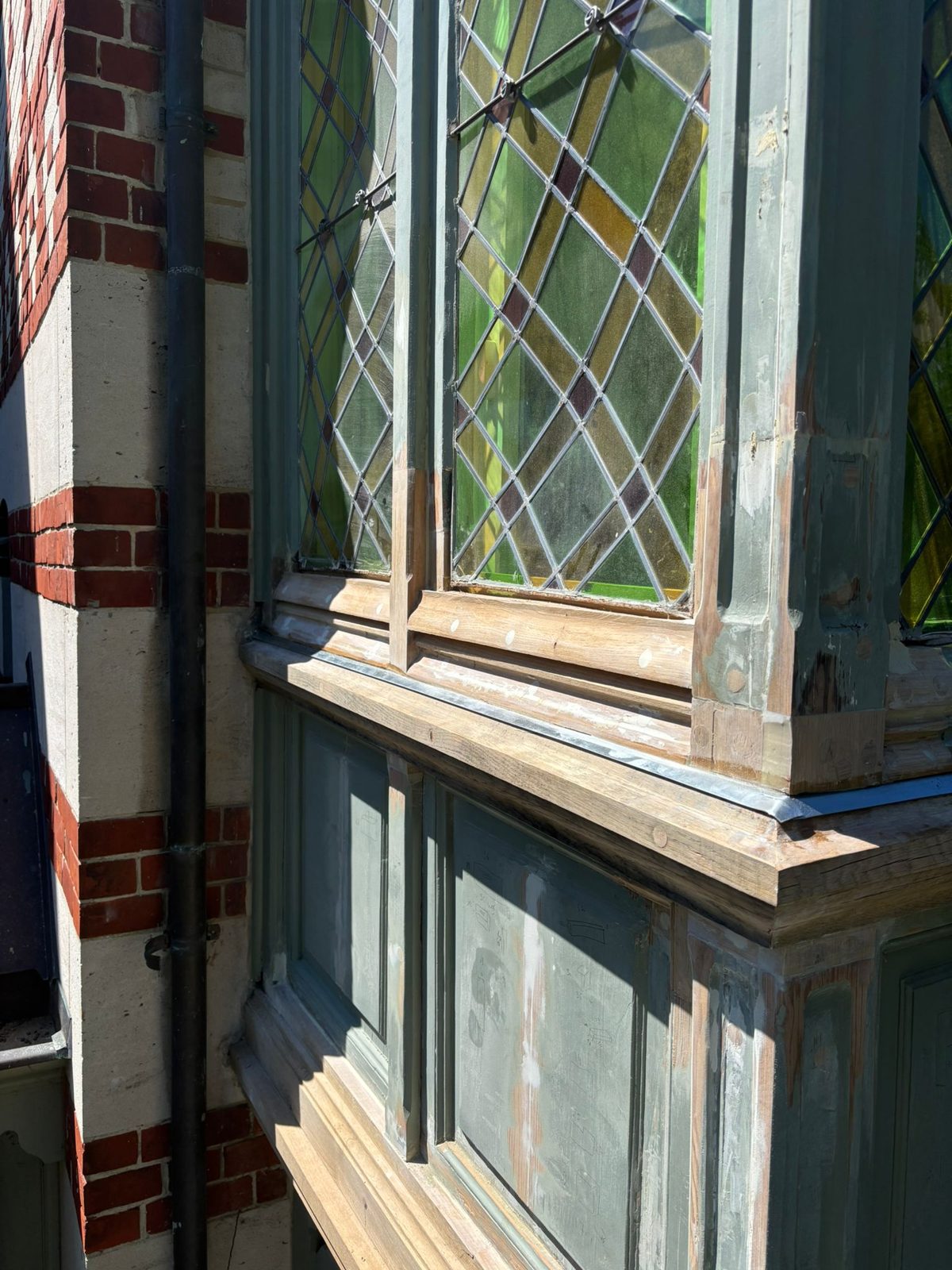 Restauration d'un bow-window mouluré à vitraux — Lasne — étape 3
