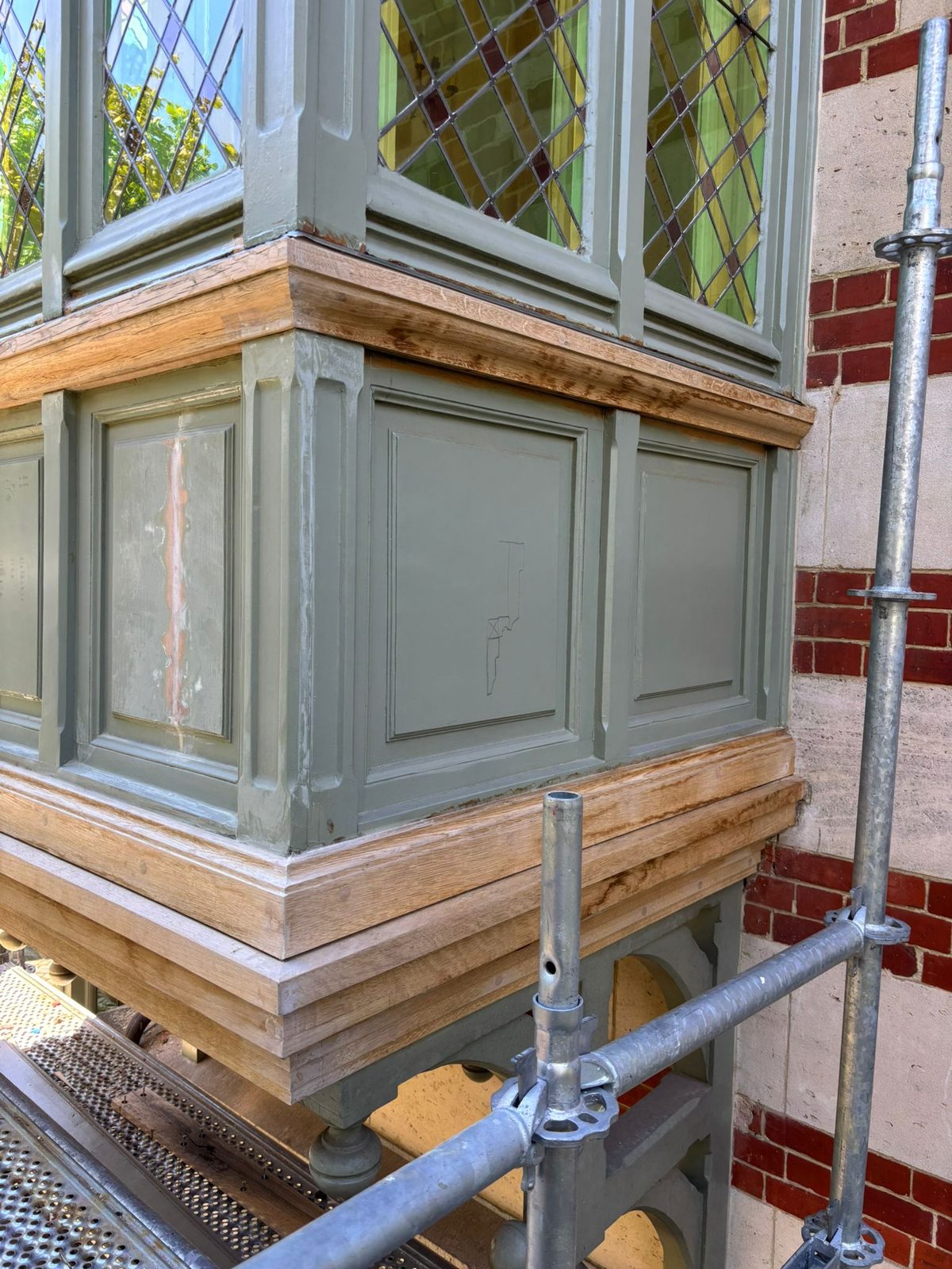 Restauration d'un bow-window mouluré à vitraux — Lasne — étape 3