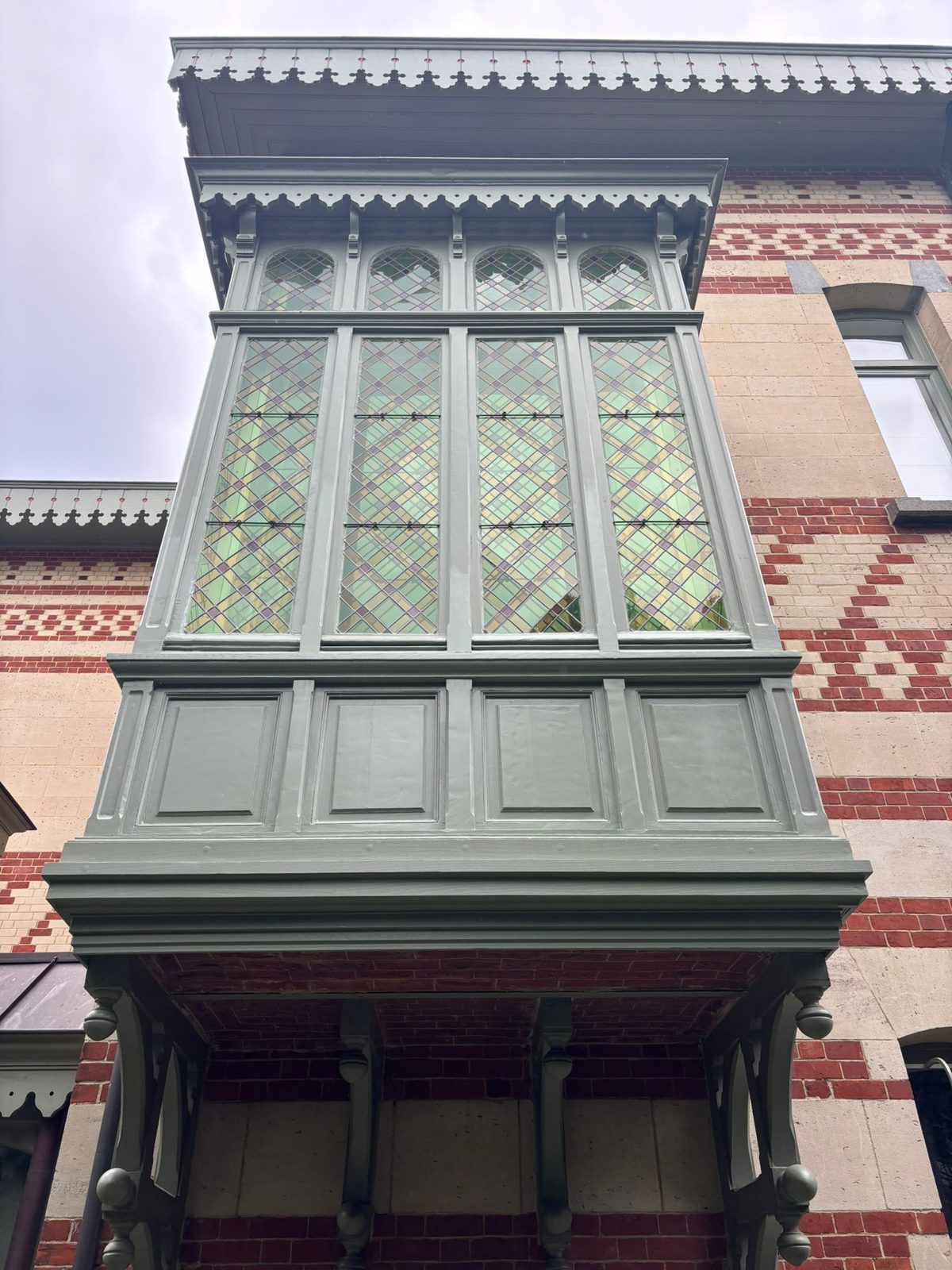 Restauration d'un bow-window mouluré à vitraux — Lasne — étape 4