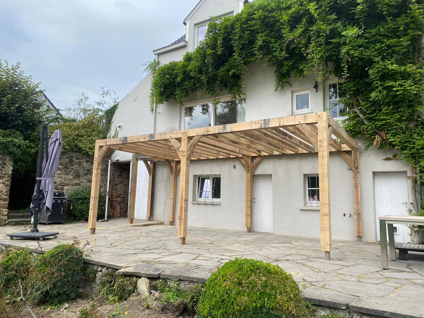 Terrasse surélevée en chêne et son escalier — Lasne — étape 1