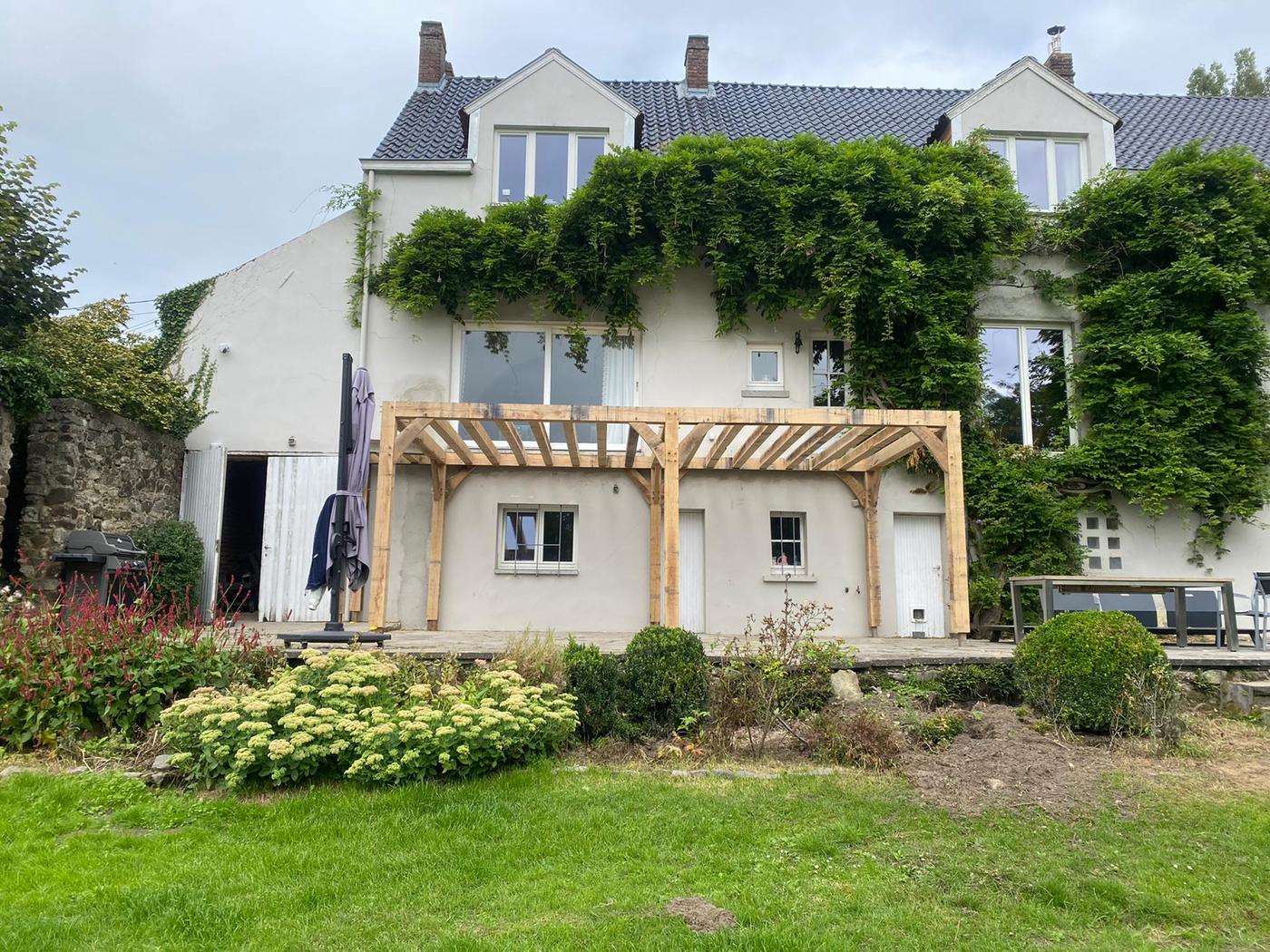Terrasse surélevée en chêne et son escalier — Lasne — étape 1