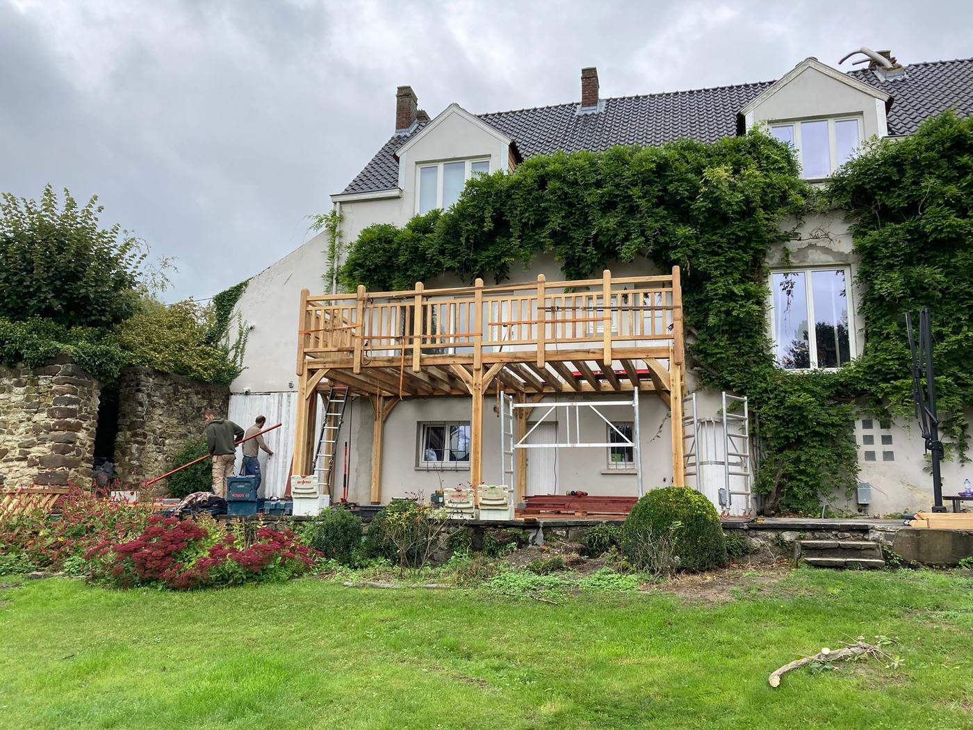 Terrasse surélevée en chêne et son escalier — Lasne — étape 2