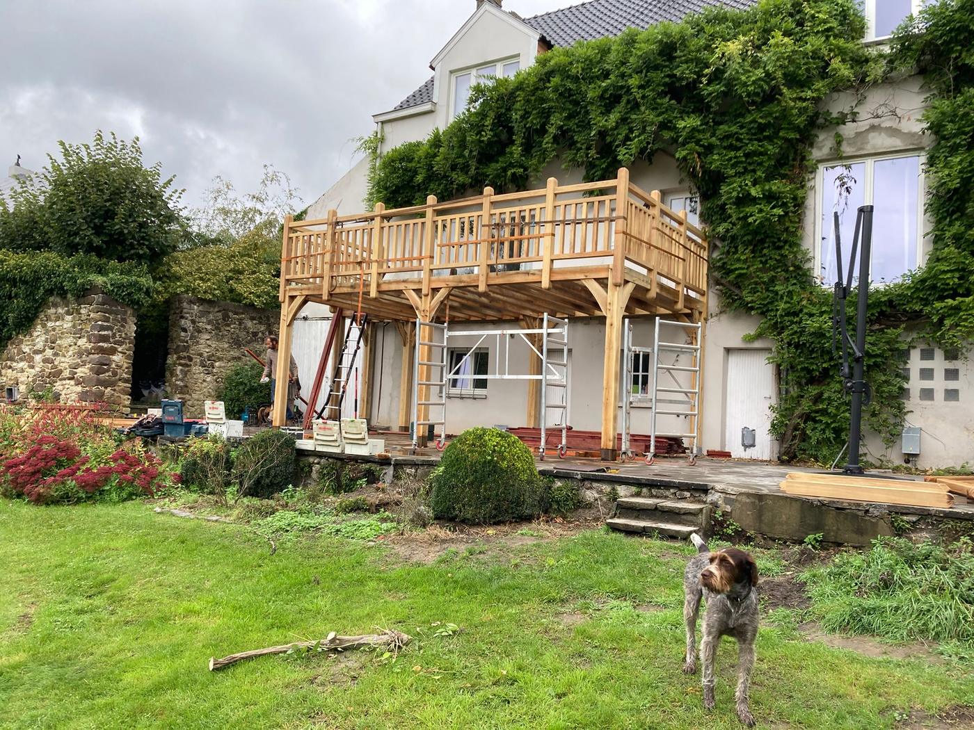 Terrasse surélevée en chêne et son escalier — Lasne — étape 2