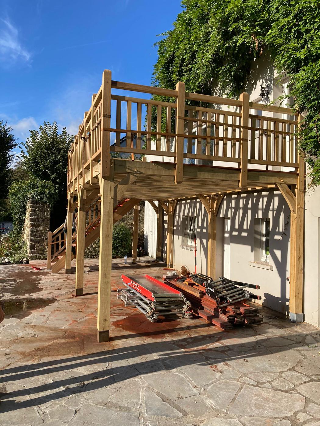 Terrasse surélevée en chêne et son escalier — Lasne — étape 2