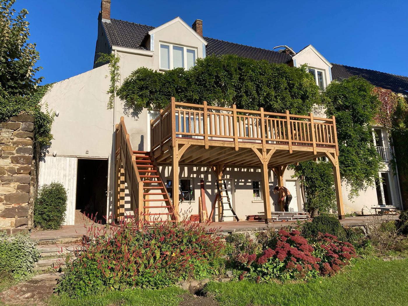 Terrasse surélevée en chêne et son escalier — Lasne — étape 2