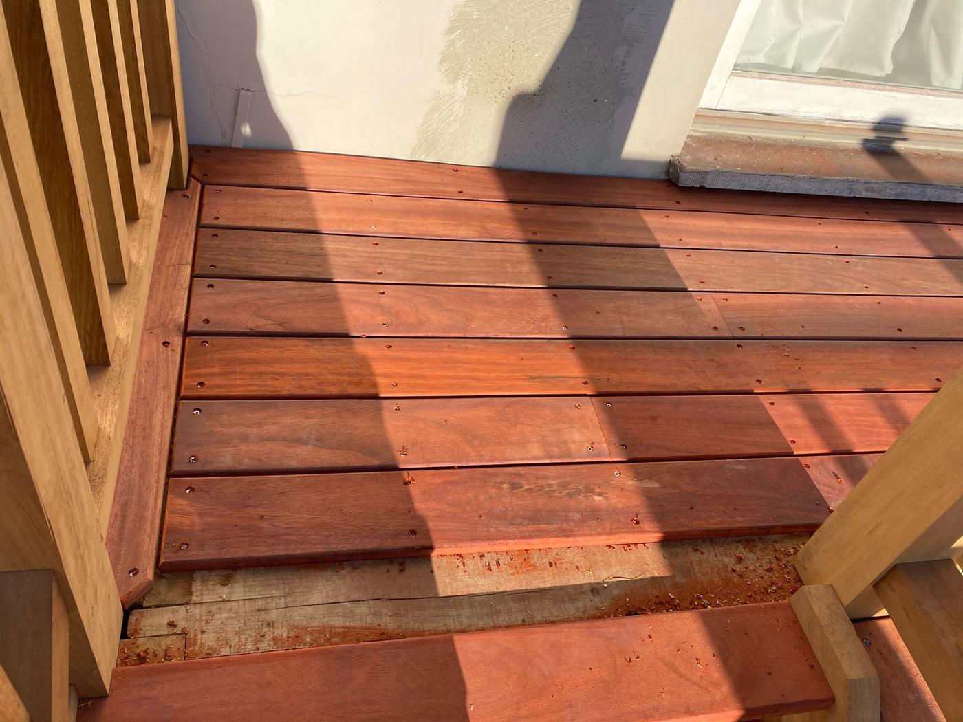 Terrasse surélevée en chêne et son escalier — Lasne — étape 2