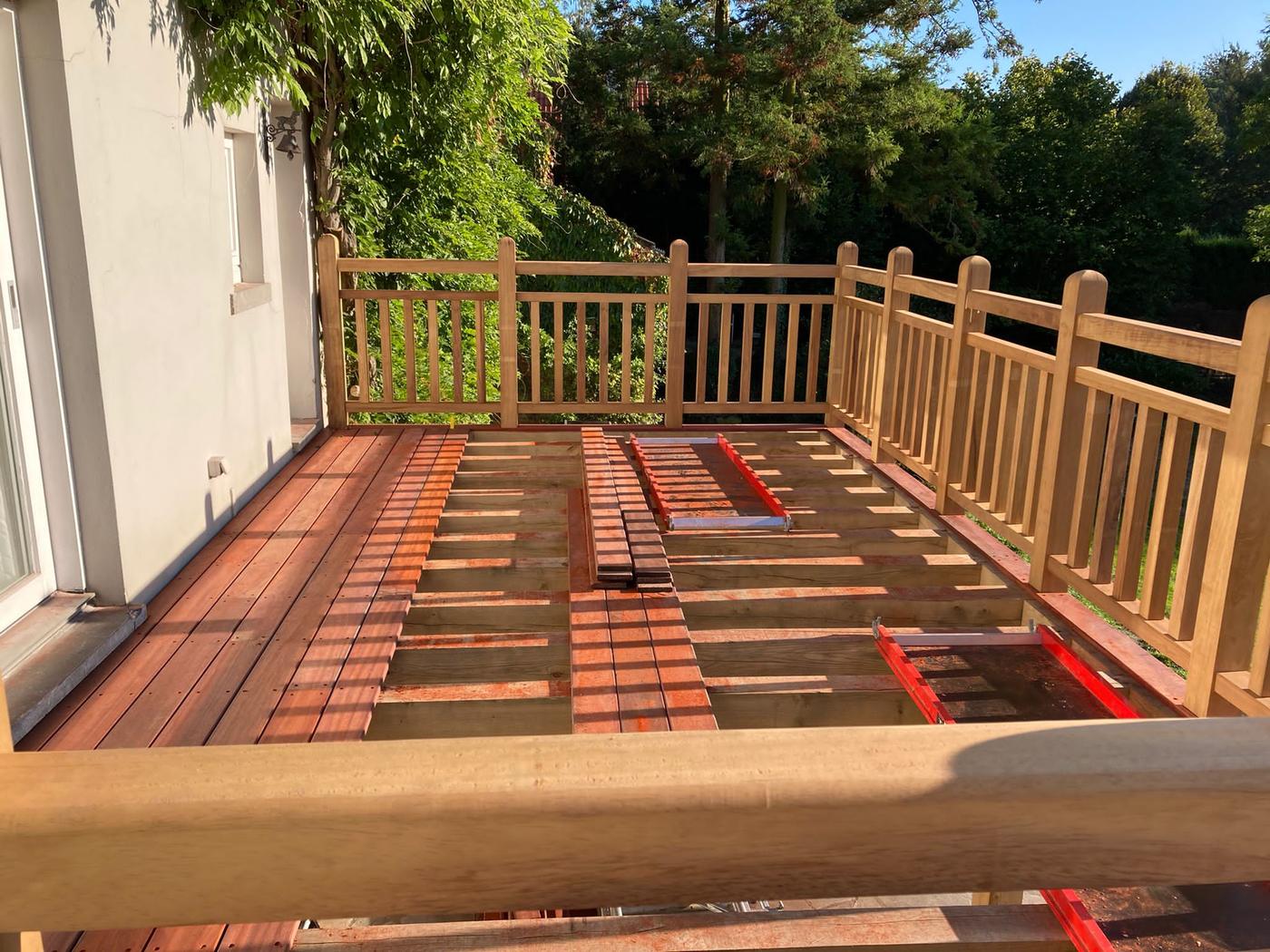Terrasse surélevée en chêne et son escalier — Lasne — étape 2