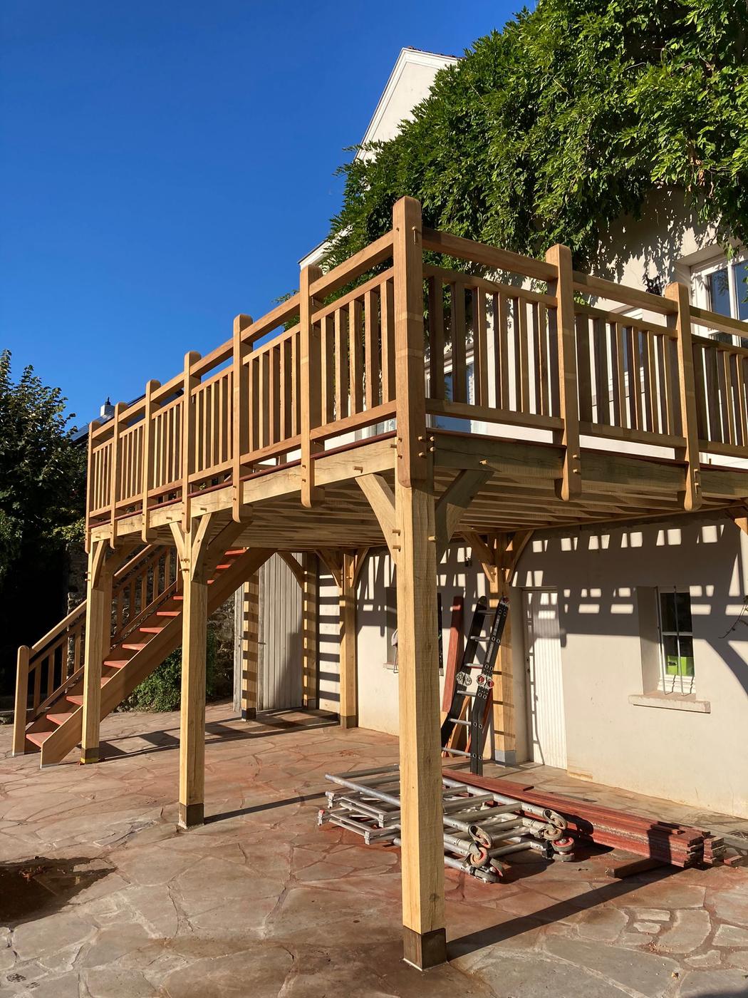 Terrasse surélevée en chêne et son escalier — Lasne — étape 2