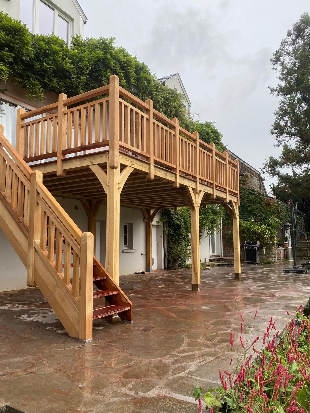 Terrasse surélevée en chêne et son escalier — Lasne — étape 2