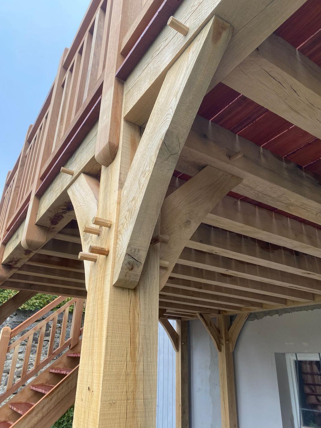 Terrasse surélevée en chêne et son escalier — Lasne — étape 2