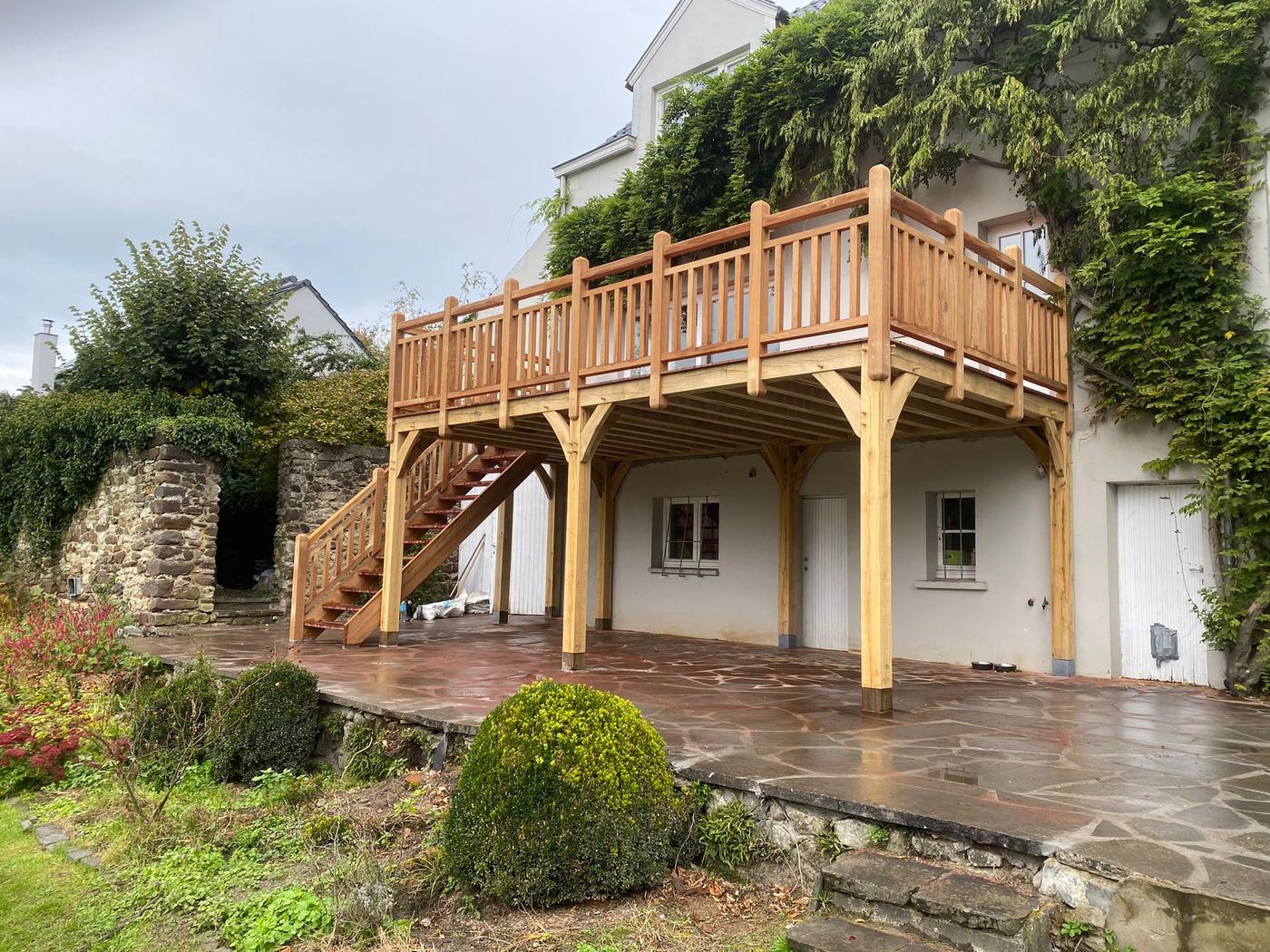 Terrasse surélevée en chêne et son escalier — Lasne — étape 2